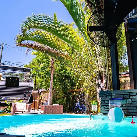 World Solo Travel'S Welcomed At St Pete Home เซนต์ปีเตอร์สเบิร์ก ภายนอก รูปภาพ